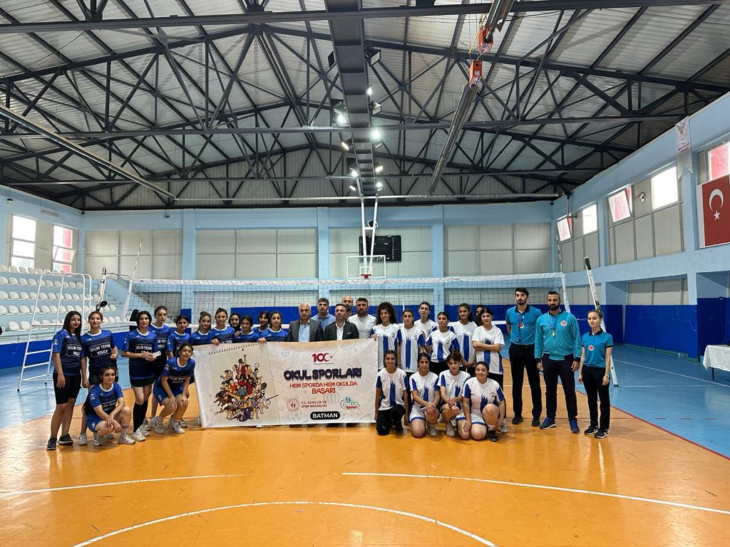 LİSELER ARASI VOLEYBOL TURNUVASI GERÇEKLEŞTİRİLDİ