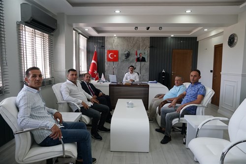DEVA PARTİSİ İLÇE BAŞKANI ABDULLAH KARABULUT VE YÖNETİM KURULU ÜYELERİ, KAYMAKAMIMIZ SN. MUHAMMED YILMAZ'A HAYIRLI OLSUN ZİYARETİNDE BULUNDULAR